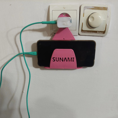 نگهدارنده شارژر تلفن همراه در پریز برق